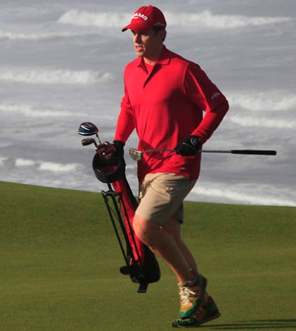 Jaacob Bowden runs on to the putting green on his way to a 5th place finish at the 2012 Speedgolf World Championships at Bandon Dunes